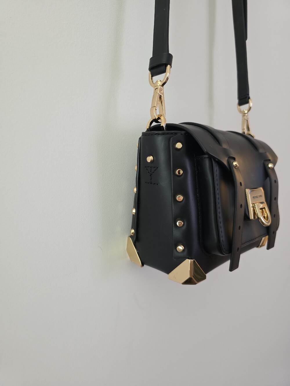 Michael Kors Manhattan Leather Stud Shoulder Bag Crossbody Flap Lock Black Gold - Picture 3 of 11